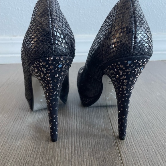 Beautiful Mariah Carey peep toe pumps. Size 6. Only worn to try on around house. - Picture 3 of 4